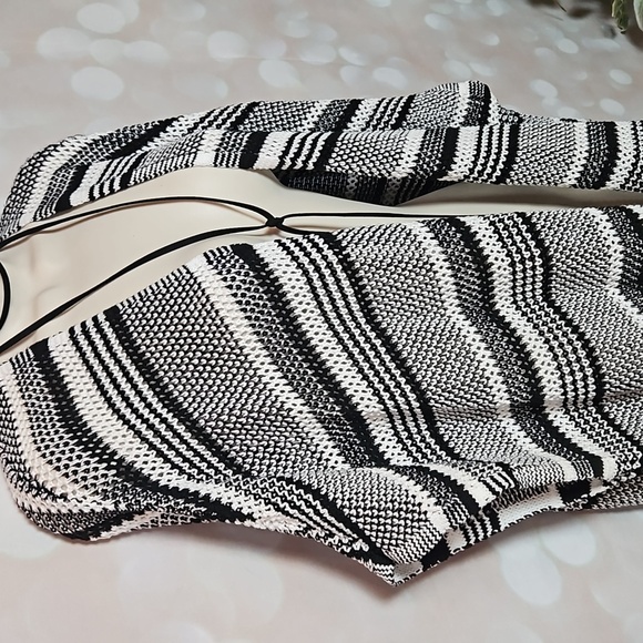 Eight Eight | Black and White Cotton Oversized Shrug Poncho - Picture 3 of 9